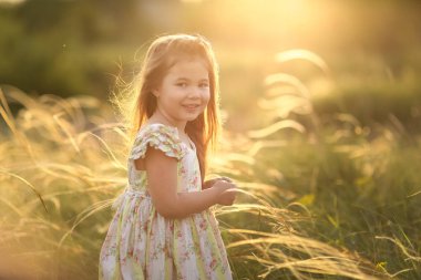 Çocukken yazları uzun otların arasında...