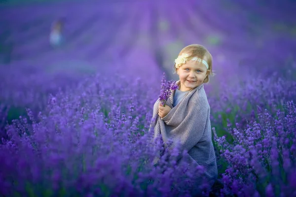 Girl child outdoor summer in natural flower field — 스톡 사진