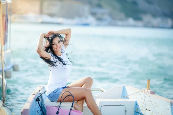 Uma mulher viaja e senta-se esperando a partida de um barco turístico a partir do mar Bay — Fotografia de Stock