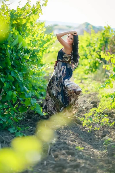 A woman in summer walks with an elegant gait photo in full length on the French vineyards — Stock Photo, Image