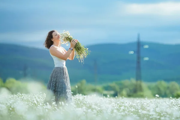 La femme dans le domaine agricole avec des marguerites blanches — Photo