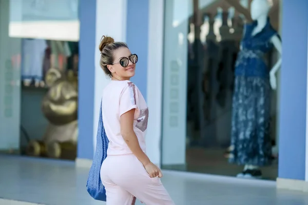 Stylische junge Frau mit Brille geht zum Einkaufen in den Laden — Stockfoto
