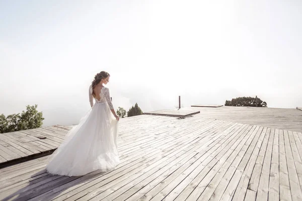 Une femme dans une belle robe de mariée blanche — Photo