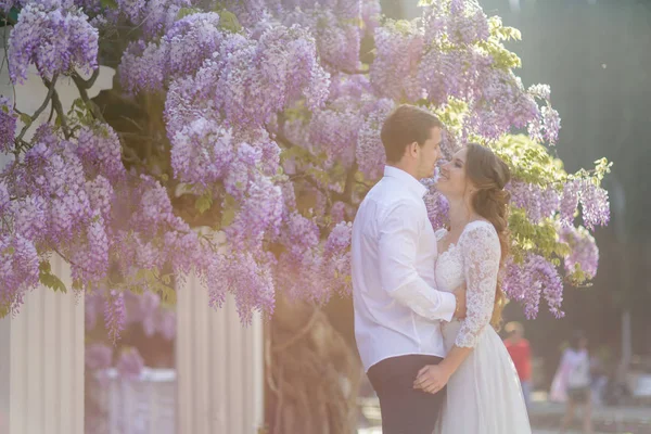 Bröllopspar man och kvinna på en romantisk promenad i parken — Stockfoto