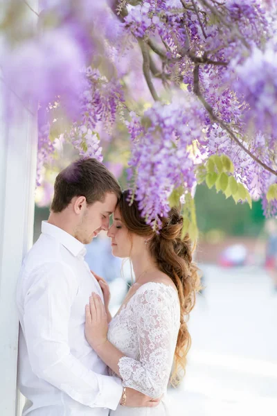 Bridegroom man and springtime woman hug each other in the Park — Stock Photo, Image