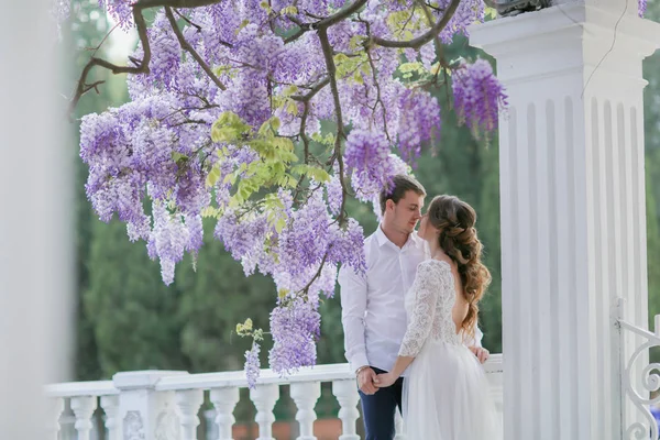Hochzeitspaar Mann und Frau auf romantischem Spaziergang im Park — Stockfoto