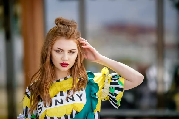 Bright photo of a woman during a vacation on a walk through the citys warm landscapes — Stock Photo, Image