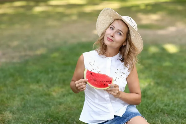 Mulher feliz closeup comendo melancia na grama verde no piquenique no parque — Fotografia de Stock