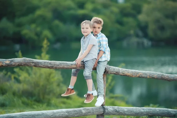 Two Boys Stand near Wooden Fence in Beieren, Duitsland, Europa. — Stockfoto