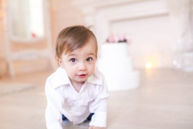 Doğum günü çocuğu. 1 yıl boyunca apartman dairesinde beyaz gömlek giymiş.