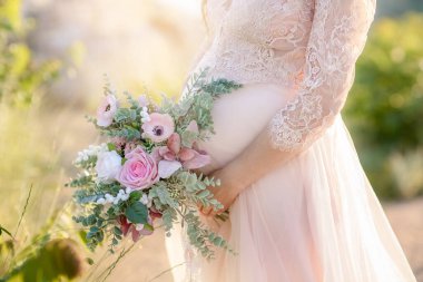 Doğada hamile kadın koleksiyonu.