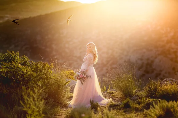 Donna incinta nella collezione natura . — Foto Stock