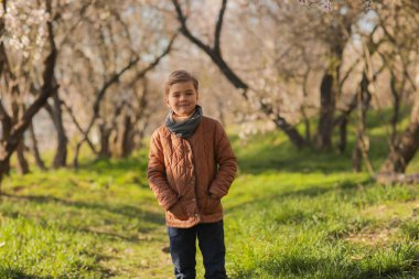 Baharın başlarında 7 yaşında bir çocuk doğada kameraya doğru yürür..