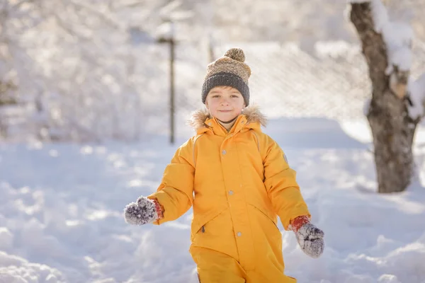 Niño vestido con ropa cálida y brillante en invierno — Foto de Stock