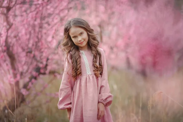 Une fille aux cheveux bouclés dans le parc — Photo