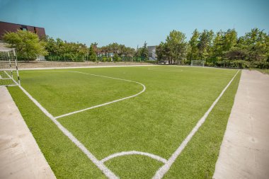 Mini futbol sahasının köşesinde.