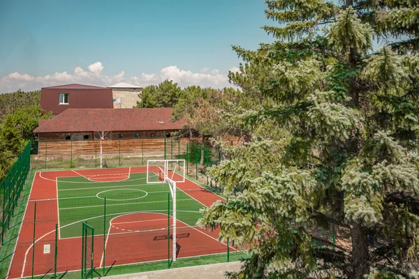 Halka açık bir parkta basketbol sahası. İnsanlar olmadan farklı açılardan basketbol sahası — Stok fotoğraf