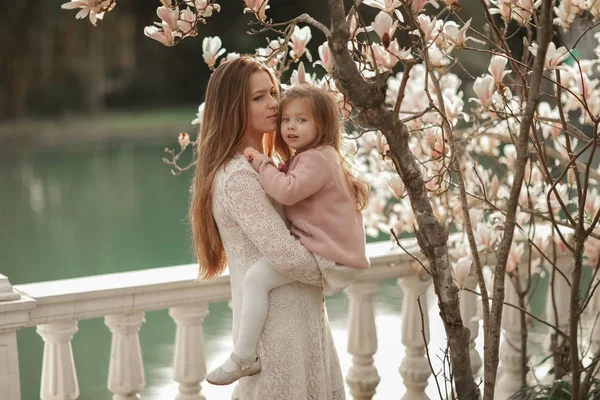 En kvinna med en dotter i parken. — Stockfoto