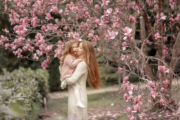 Jovem com cabelo longo e bonito e bebê — Fotografia de Stock