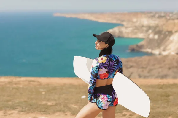 Vrouw met surfplank — Stockfoto