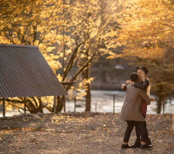 Пара мужчин и женщин идут вместе и обнимаются — стоковое фото