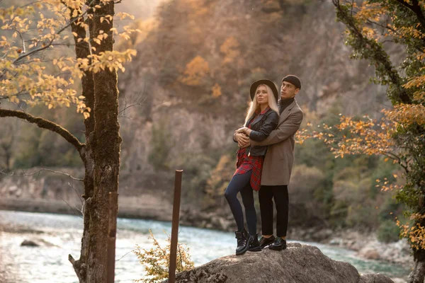 Een paar mannen en vrouwen lopen samen en knuffelen — Stockfoto