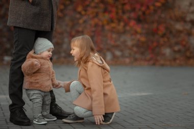 Sonbahar yürüyüşünde iki çocuk birbiriyle iletişim kurar..