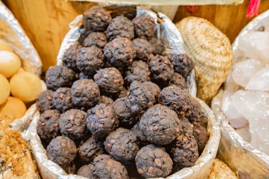 Egzotik Mısır ulusal baharatları ve deve dışkısına benzeyen baharatlar..