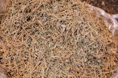 Asya pazarlarında doğrudan kuru ot ve baharatlar satılır.