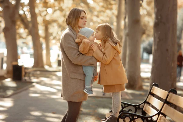 Мать и ребенок на прогулке в общественном парке обнимает и целует . — стоковое фото