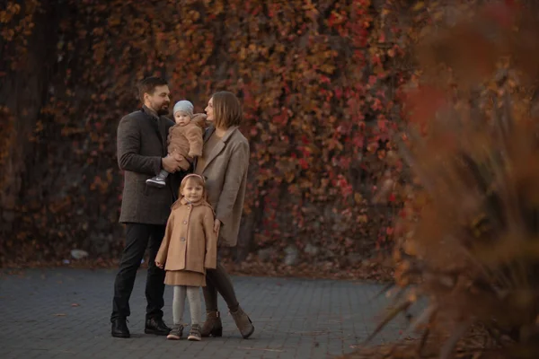 Familj med fyra pappor och två döttrar på gemensam vandring på hösten — Stockfoto