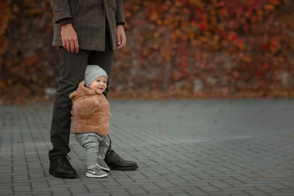 Baby neemt eerste stappen met vaders hulp — Stockfoto