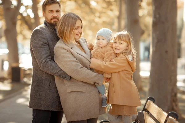 Mann und Frau mit zwei Kindern — Stockfoto