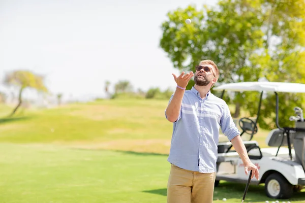 골프를 치고 주말을 즐겁게 보내는 남자 — 스톡 사진