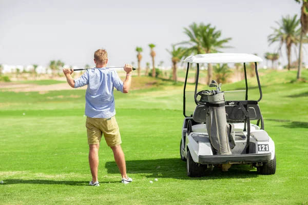 Un hombre juega al golf y se divierte pasando el fin de semana — Foto de Stock