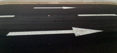 İki renkli işaretler. Ok işaretçisi