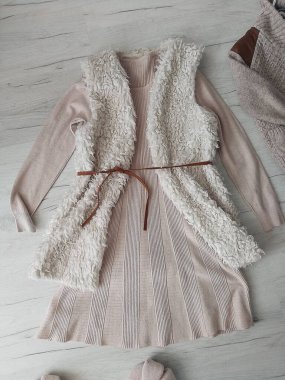 Giysiler yerde yatıyor, sanki bir erkek tarafından giydirilmiş gibi..