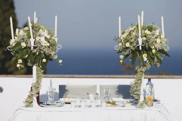 Décorations de mariage festives. Bougies sur une table de serveur — Photo