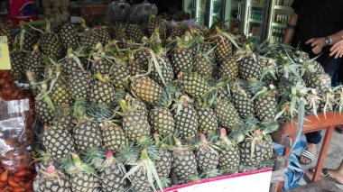 Sıcak bir Asi 'de egzotik tropikal meyveler içeren tezgah ve vitrinler.