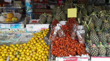 Sıcak bir Asi 'de egzotik tropikal meyveler içeren tezgah ve vitrinler.
