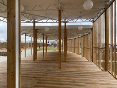 Halka açık bir parkta ahşaptan yapılmış eğlence alanı.