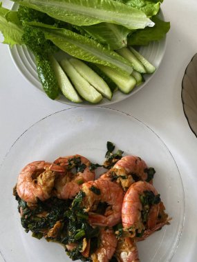 Başlangıç olarak Pasifik usulü kızarmış karides ve yeşil sebze.