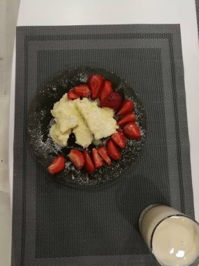 Masada kremalı çilek ve sütlü kahve kokteyli var.