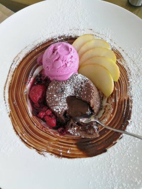 Tatlı tatlı armut dilimleri.