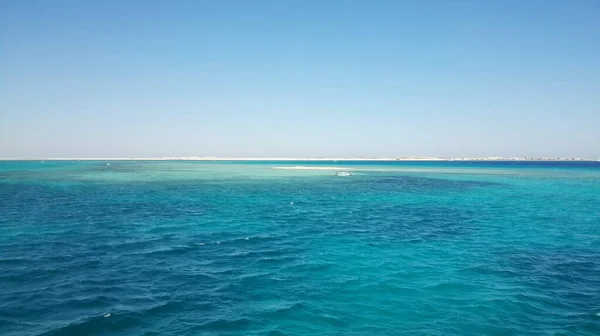 Panoramas del mar rojo y mediterráneo sin gente, en un día soleado y luminoso —  Fotos de Stock