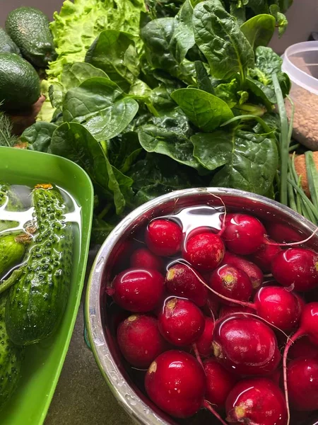 Свіжі овочі з супермаркету крупним планом, огірки, редька шпинату , — стокове фото
