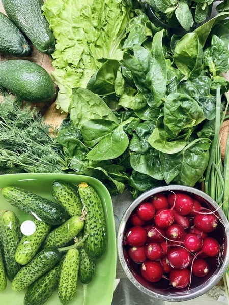 Свіжі овочі з супермаркету крупним планом, огірки, редька шпинату , — стокове фото