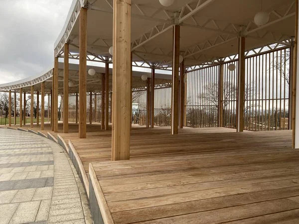 Zona pública de recreo de madera construida en un parque público — Foto de Stock
