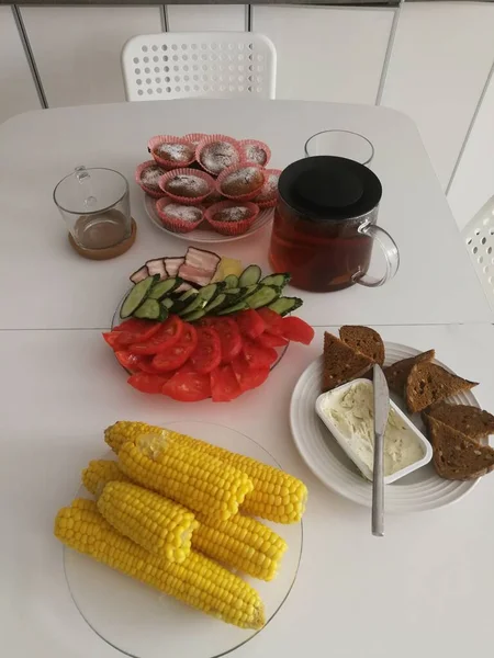 Pomodori di grano bolliti e cetrioli con pane tostato da pane grigio — Foto Stock