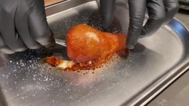 Şef restorana karamelize armut ve tereyağı kremalı tatlı servis etmeye hazırlanıyor.